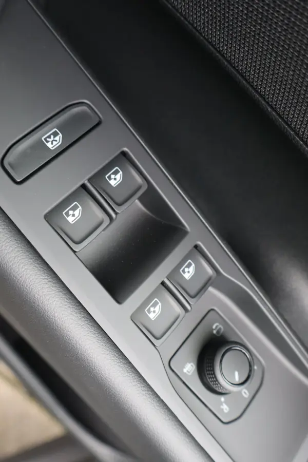 Life First Edition 150PK | 'App-Connect' draadloze smartphone integratie | Automatische afstandsregeling (Adaptive Cruise Control) | Buitenspiegels elektrisch instel-, verwarm- en inklapbaar