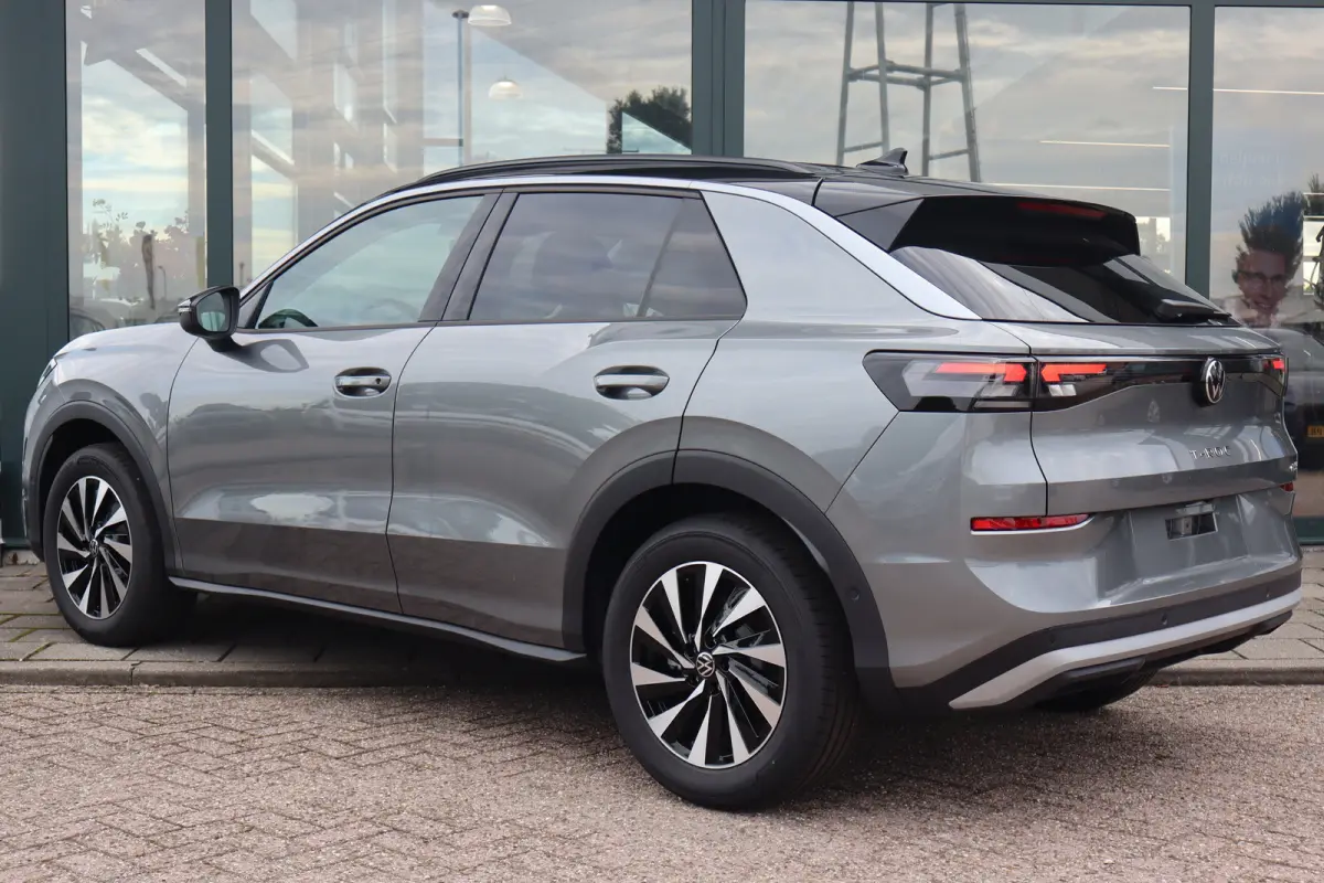 Life First Edition 150PK | 'App-Connect' draadloze smartphone integratie | Automatische afstandsregeling (Adaptive Cruise Control) | Buitenspiegels elektrisch instel-, verwarm- en inklapbaar