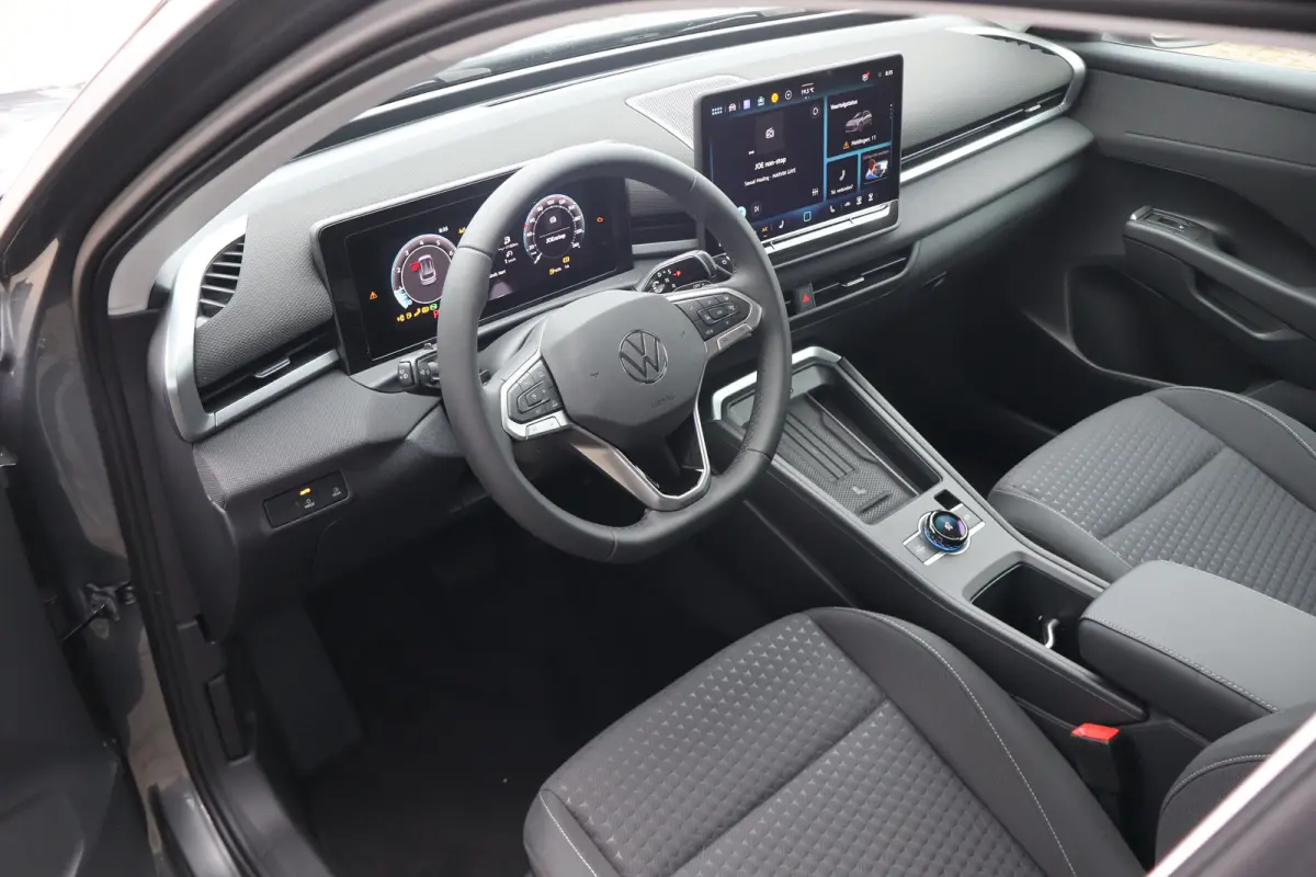 Life First Edition 150PK | 'App-Connect' draadloze smartphone integratie | Automatische afstandsregeling (Adaptive Cruise Control) | Buitenspiegels elektrisch instel-, verwarm- en inklapbaar