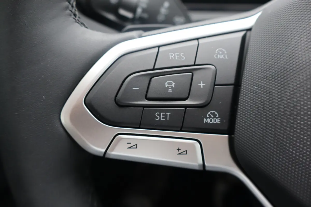 Life First Edition 150PK | 'App-Connect' draadloze smartphone integratie | Automatische afstandsregeling (Adaptive Cruise Control) | Buitenspiegels elektrisch instel-, verwarm- en inklapbaar