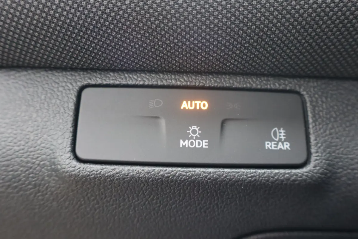 Life First Edition 150PK | 'App-Connect' draadloze smartphone integratie | Automatische afstandsregeling (Adaptive Cruise Control) | Buitenspiegels elektrisch instel-, verwarm- en inklapbaar