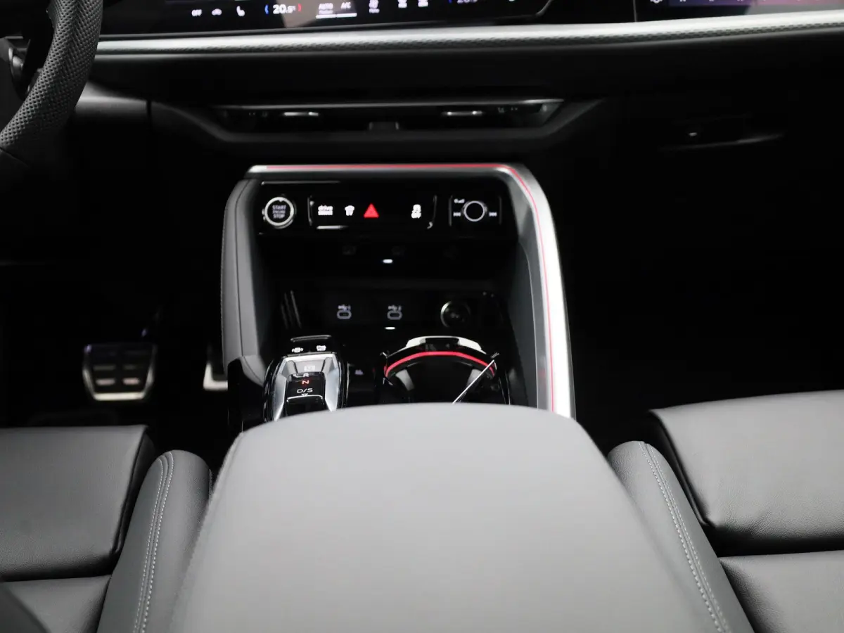 2.0 TFSI e-hybrid quattro S edition Competition 367 PK | S-line | 360 Camera | Trekhaak | Adaptive cruise control | Keyless | MMI bijrijdersdisplay | Apple Carplay | Android Auto | Lichtmeta