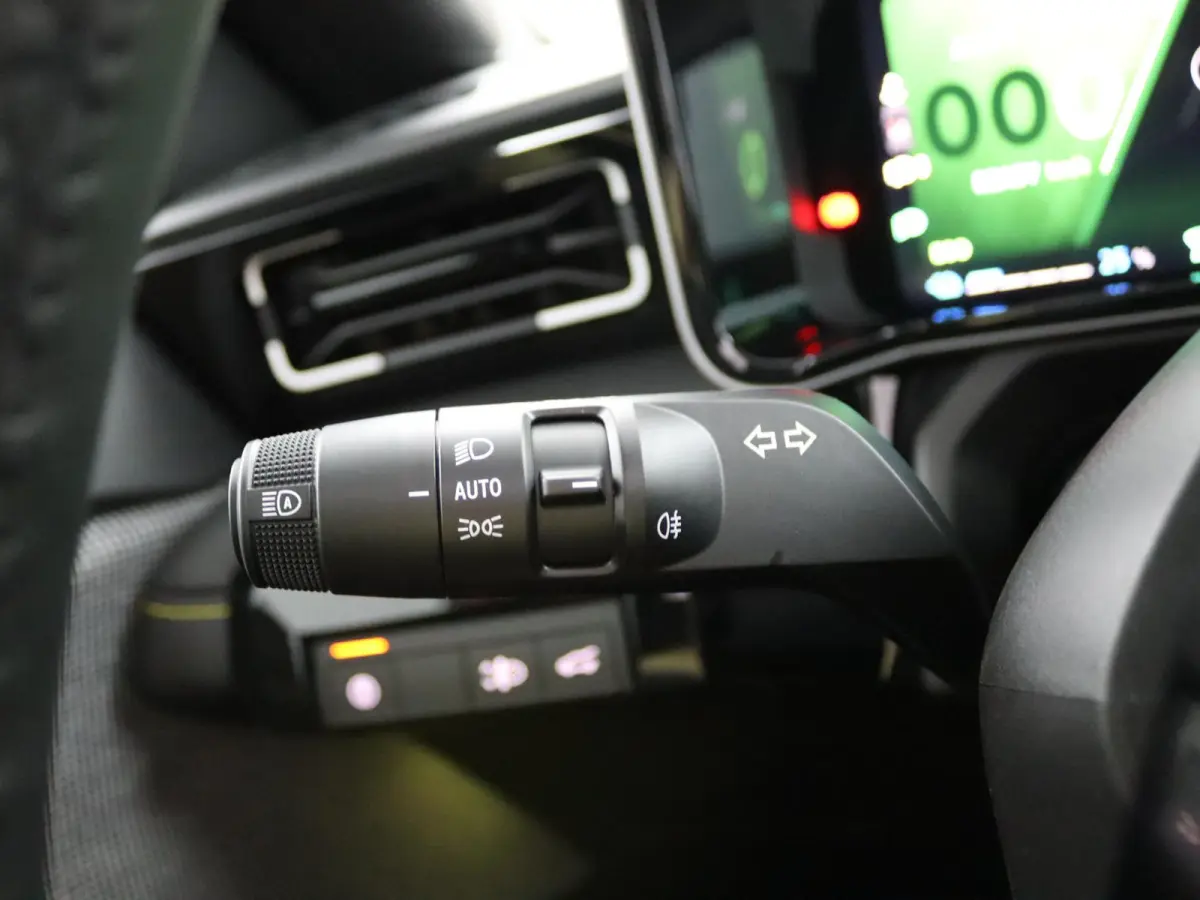 iconic “plein sud™” 150 pk comfort range | pack advanced driving assist | Harman Kardon® premium audio |