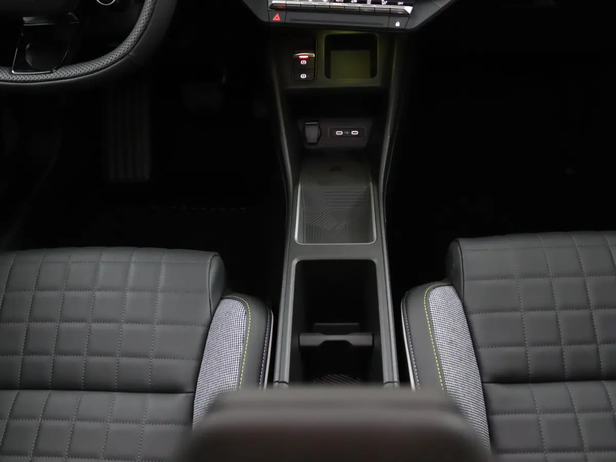 iconic “plein sud™” 150 pk comfort range | pack advanced driving assist | Harman Kardon® premium audio |