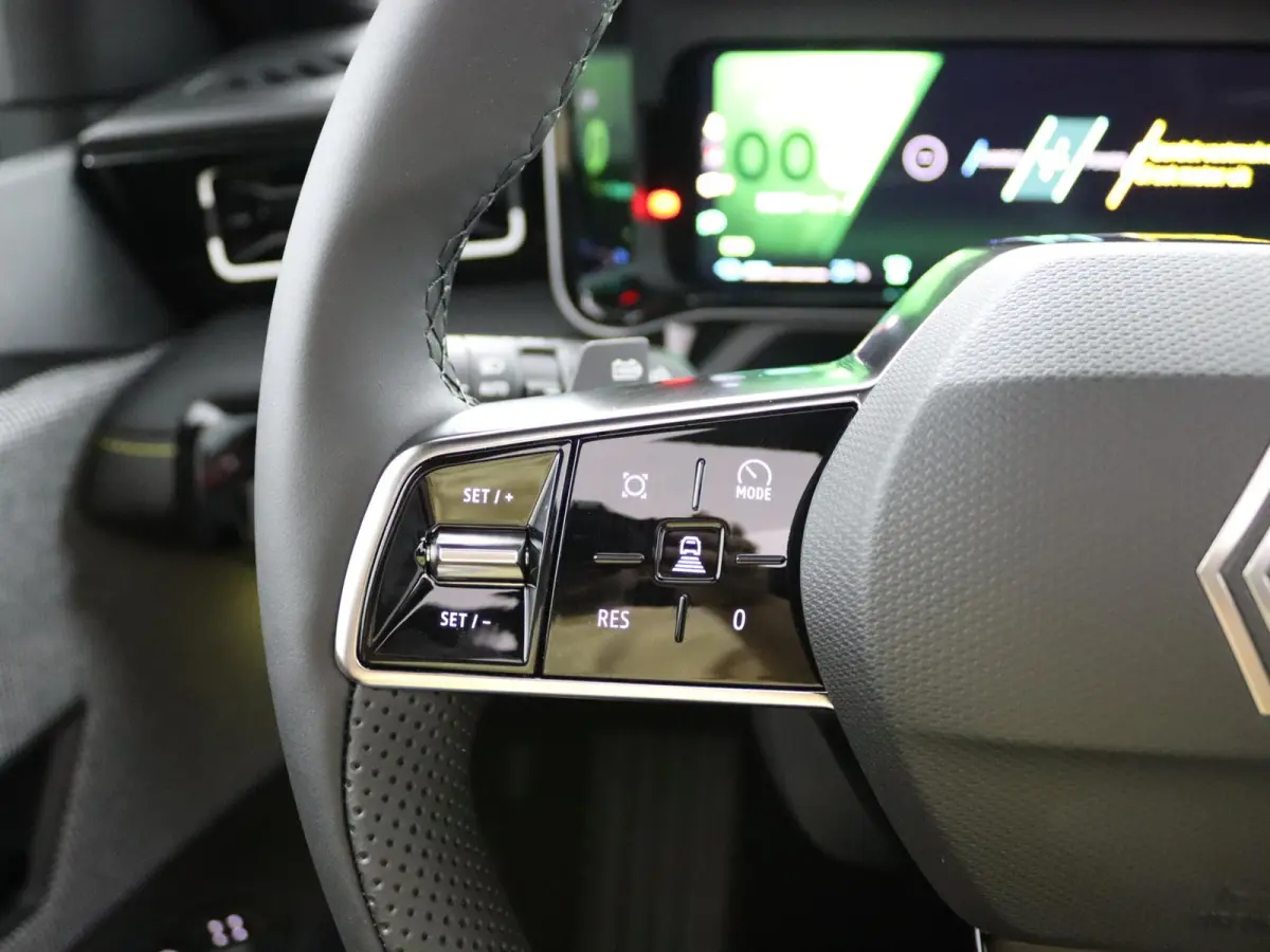 iconic “plein sud™” 150 pk comfort range | pack advanced driving assist | Harman Kardon® premium audio |