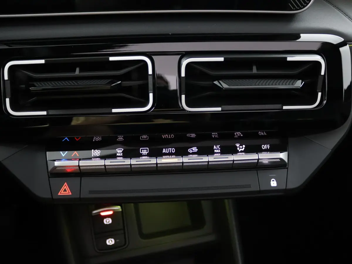 iconic “plein sud™” 150 pk comfort range | pack advanced driving assist | Harman Kardon® premium audio |
