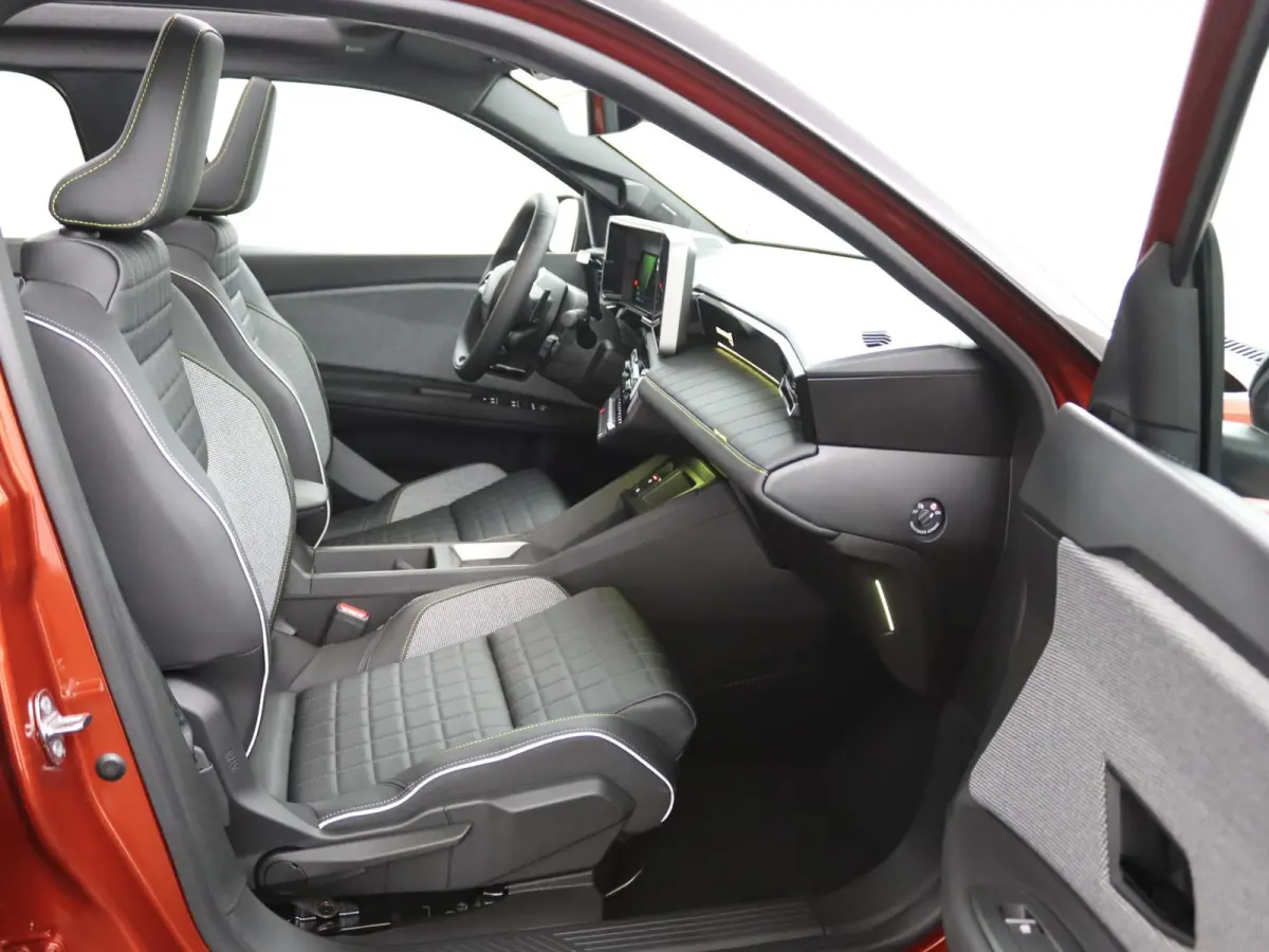iconic “plein sud™” 150 pk comfort range | pack advanced driving assist | Harman Kardon® premium audio |