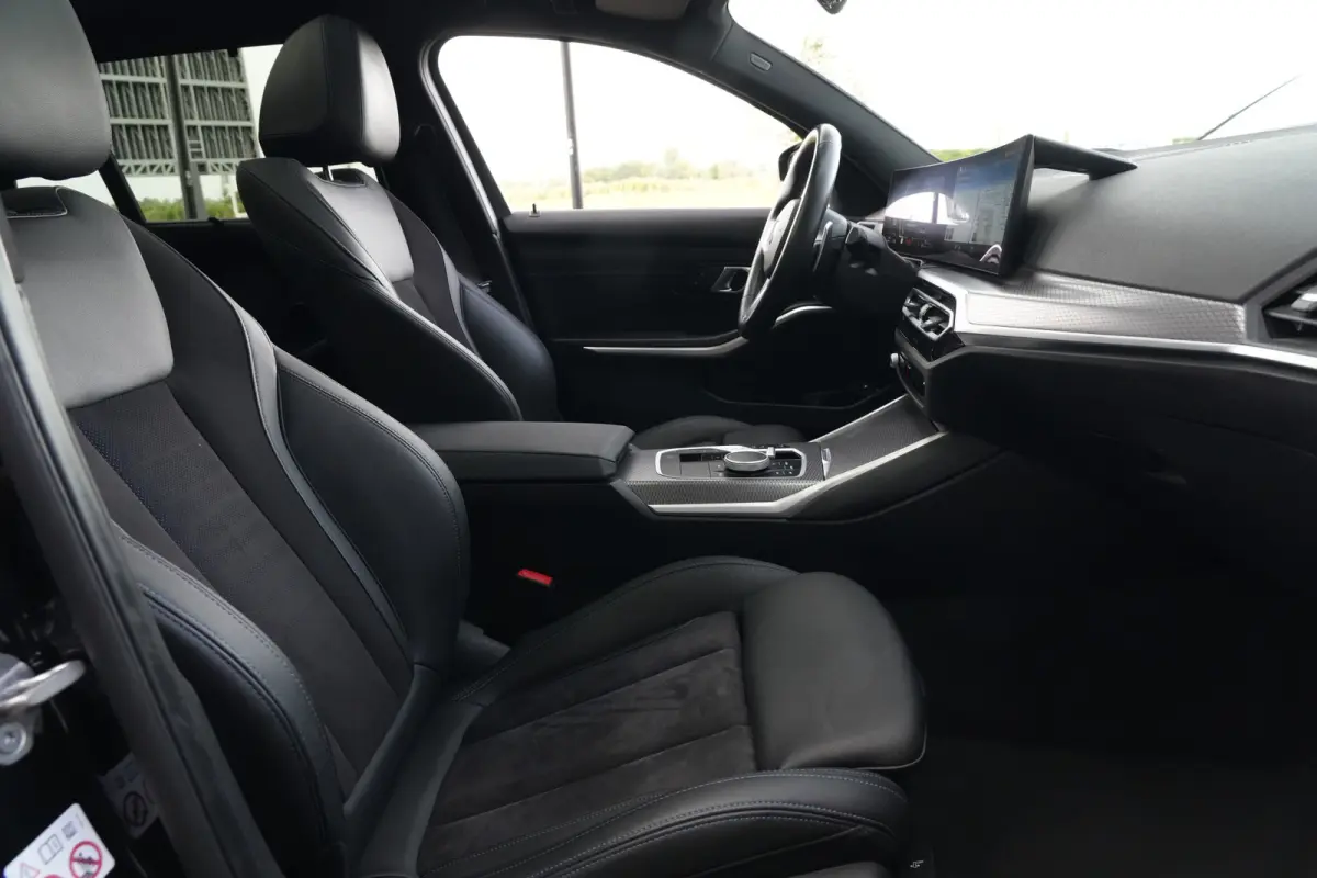 320e | 204 PK | M Sportpakket | Panoramadak | Head-up display | Achteruitrijcamera | BMW 3 Serie Touring 320e M Sport met 2.0 viercilinder benzinemotor en plug-in hybride aandrijving, voorzi