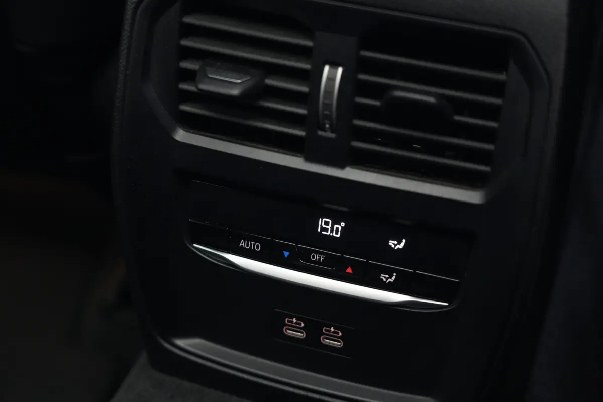 320e | 204 PK | M Sportpakket | Panoramadak | Head-up display | Achteruitrijcamera | BMW 3 Serie Touring 320e M Sport met 2.0 viercilinder benzinemotor en plug-in hybride aandrijving, voorzi