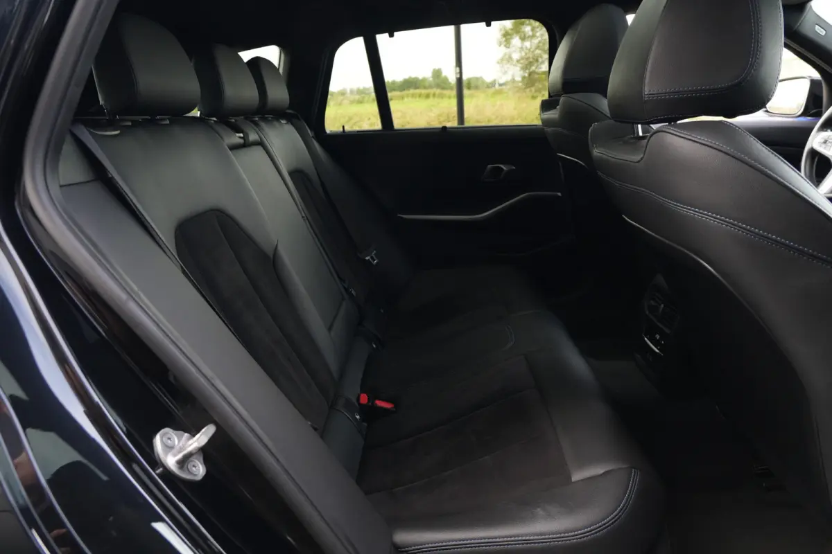 320e | 204 PK | M Sportpakket | Panoramadak | Head-up display | Achteruitrijcamera | BMW 3 Serie Touring 320e M Sport met 2.0 viercilinder benzinemotor en plug-in hybride aandrijving, voorzi