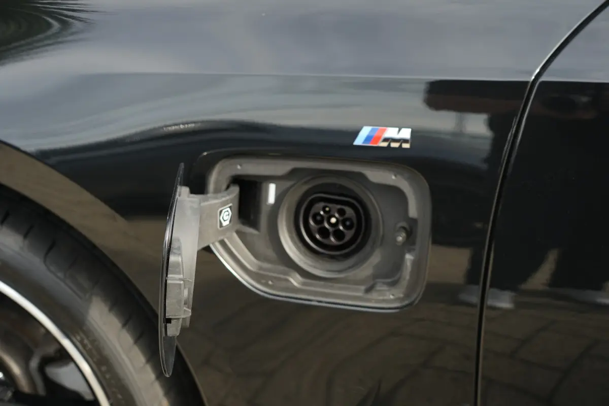 320e | 204 PK | M Sportpakket | Panoramadak | Head-up display | Achteruitrijcamera | BMW 3 Serie Touring 320e M Sport met 2.0 viercilinder benzinemotor en plug-in hybride aandrijving, voorzi