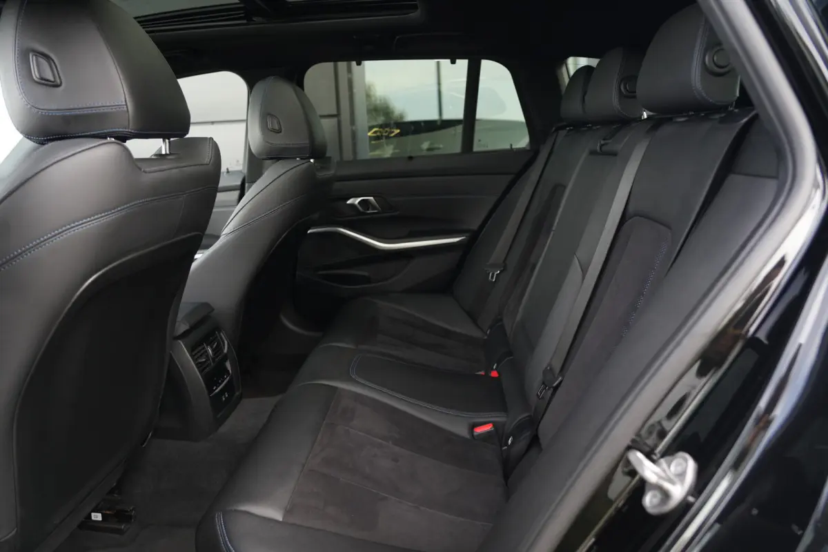320e | 204 PK | M Sportpakket | Panoramadak | Head-up display | Achteruitrijcamera | BMW 3 Serie Touring 320e M Sport met 2.0 viercilinder benzinemotor en plug-in hybride aandrijving, voorzi