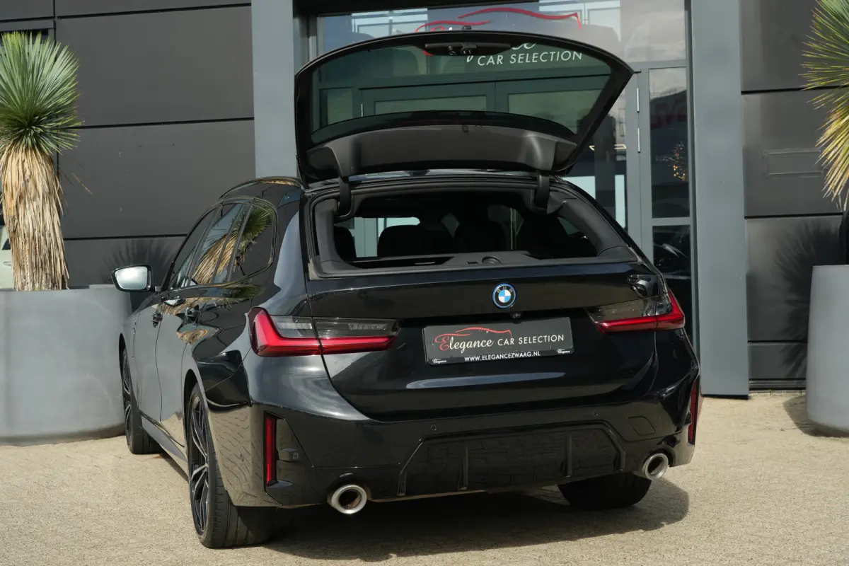 320e | 204 PK | M Sportpakket | Panoramadak | Head-up display | Achteruitrijcamera | BMW 3 Serie Touring 320e M Sport met 2.0 viercilinder benzinemotor en plug-in hybride aandrijving, voorzi