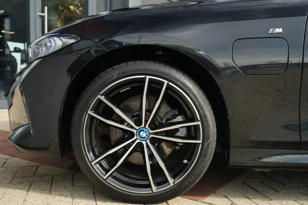 320e | 204 PK | M Sportpakket | Panoramadak | Head-up display | Achteruitrijcamera | BMW 3 Serie Touring 320e M Sport met 2.0 viercilinder benzinemotor en plug-in hybride aandrijving, voorzi