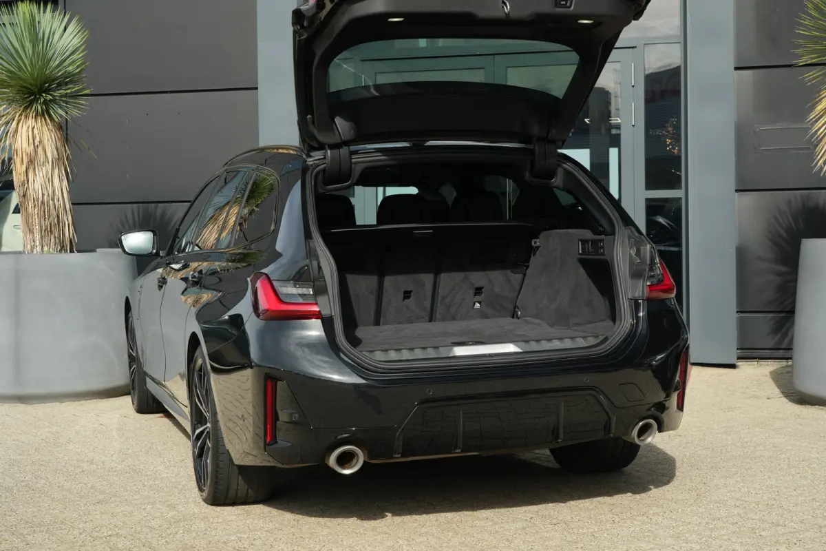 320e | 204 PK | M Sportpakket | Panoramadak | Head-up display | Achteruitrijcamera | BMW 3 Serie Touring 320e M Sport met 2.0 viercilinder benzinemotor en plug-in hybride aandrijving, voorzi