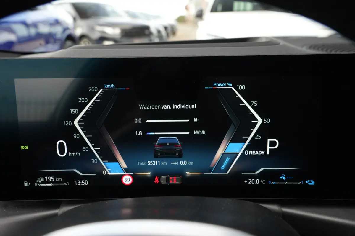 320e | 204 PK | M Sportpakket | Panoramadak | Head-up display | Achteruitrijcamera | BMW 3 Serie Touring 320e M Sport met 2.0 viercilinder benzinemotor en plug-in hybride aandrijving, voorzi
