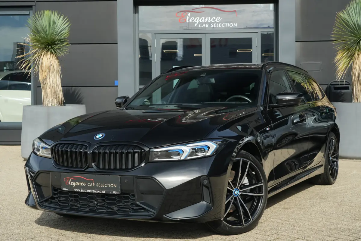 320e | 204 PK | M Sportpakket | Panoramadak | Head-up display | Achteruitrijcamera | BMW 3 Serie Touring 320e M Sport met 2.0 viercilinder benzinemotor en plug-in hybride aandrijving, voorzi