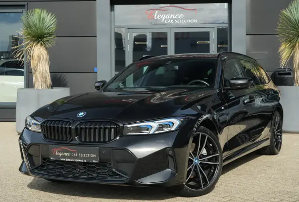 320e | 204 PK | M Sportpakket | Panoramadak | Head-up display | Achteruitrijcamera | BMW 3 Serie Touring 320e M Sport met 2.0 viercilinder benzinemotor en plug-in hybride aandrijving, voorzi