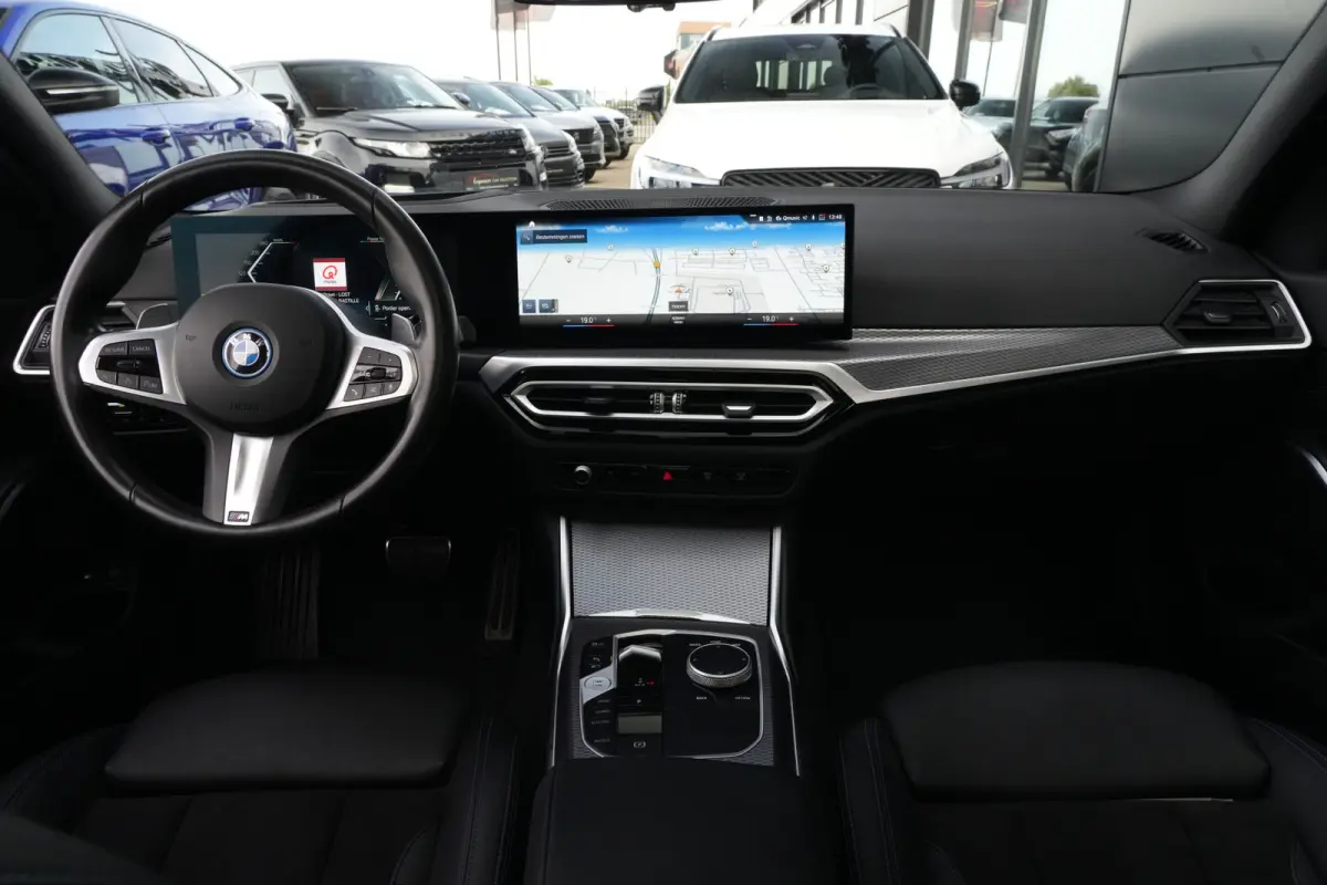320e | 204 PK | M Sportpakket | Panoramadak | Head-up display | Achteruitrijcamera | BMW 3 Serie Touring 320e M Sport met 2.0 viercilinder benzinemotor en plug-in hybride aandrijving, voorzi