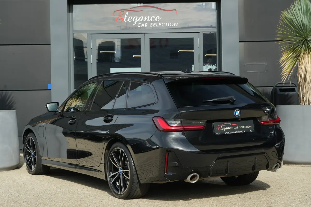 320e | 204 PK | M Sportpakket | Panoramadak | Head-up display | Achteruitrijcamera | BMW 3 Serie Touring 320e M Sport met 2.0 viercilinder benzinemotor en plug-in hybride aandrijving, voorzi