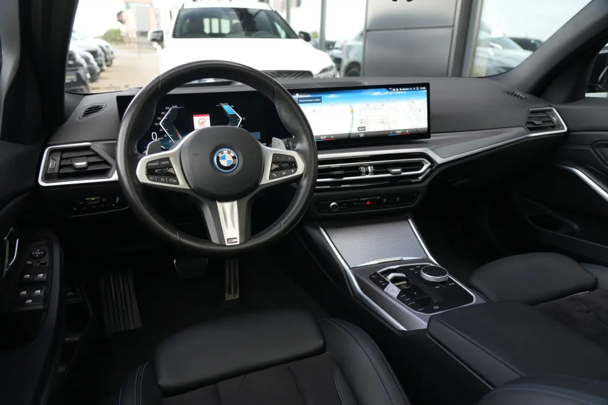 320e | 204 PK | M Sportpakket | Panoramadak | Head-up display | Achteruitrijcamera | BMW 3 Serie Touring 320e M Sport met 2.0 viercilinder benzinemotor en plug-in hybride aandrijving, voorzi