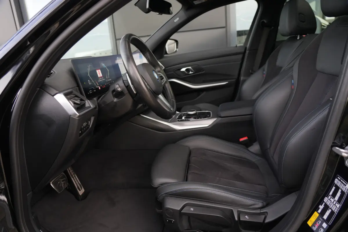 320e | 204 PK | M Sportpakket | Panoramadak | Head-up display | Achteruitrijcamera | BMW 3 Serie Touring 320e M Sport met 2.0 viercilinder benzinemotor en plug-in hybride aandrijving, voorzi