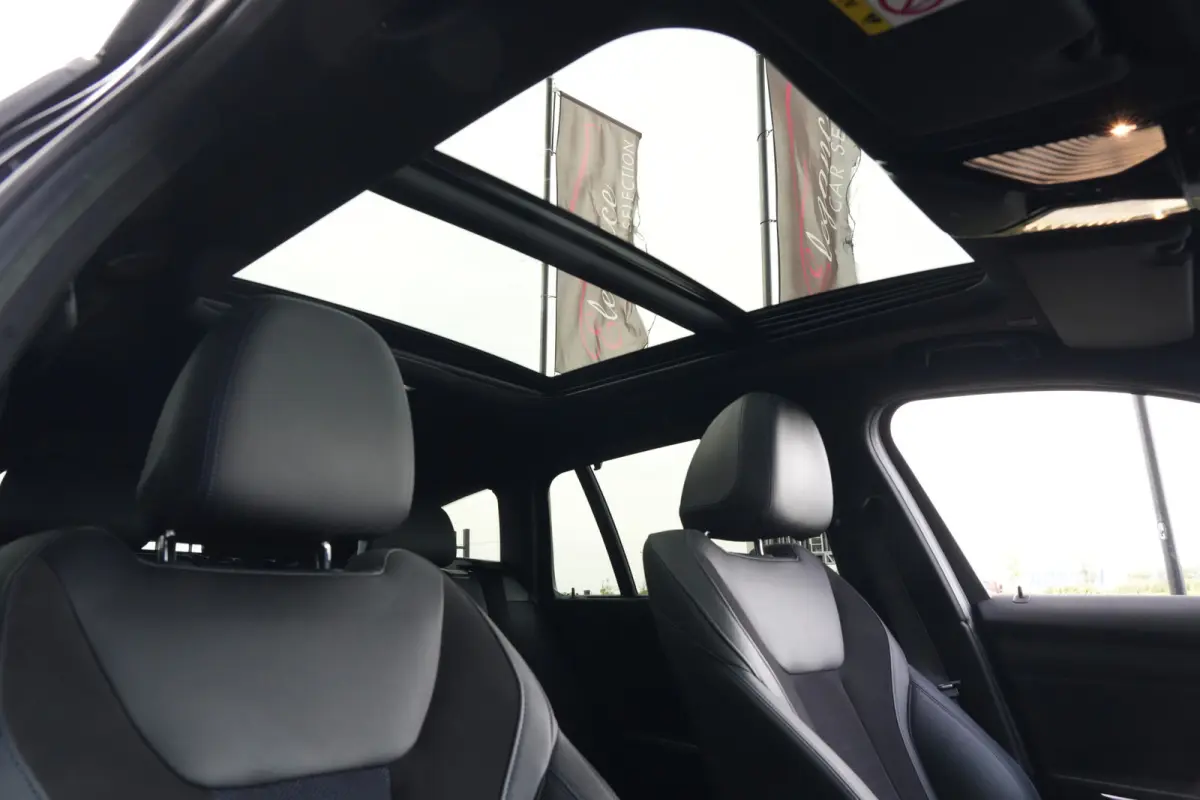 320e | 204 PK | M Sportpakket | Panoramadak | Head-up display | Achteruitrijcamera | BMW 3 Serie Touring 320e M Sport met 2.0 viercilinder benzinemotor en plug-in hybride aandrijving, voorzi