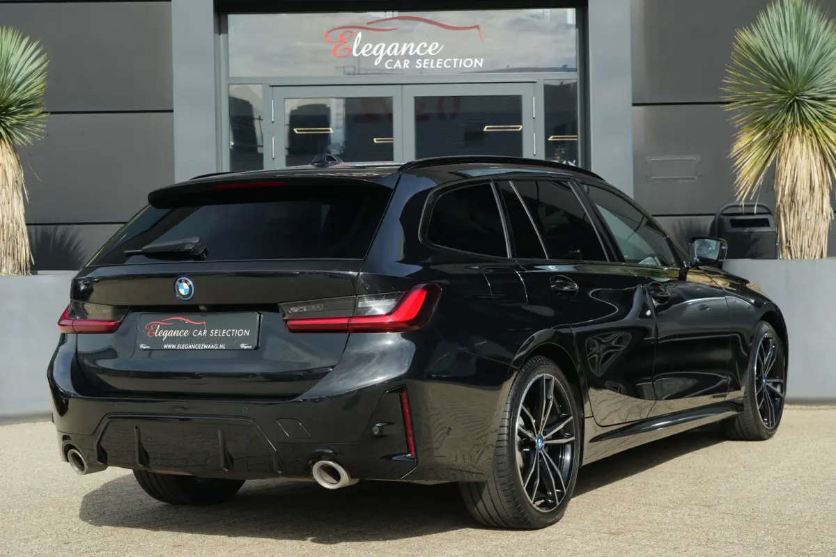 320e | 204 PK | M Sportpakket | Panoramadak | Head-up display | Achteruitrijcamera | BMW 3 Serie Touring 320e M Sport met 2.0 viercilinder benzinemotor en plug-in hybride aandrijving, voorzi
