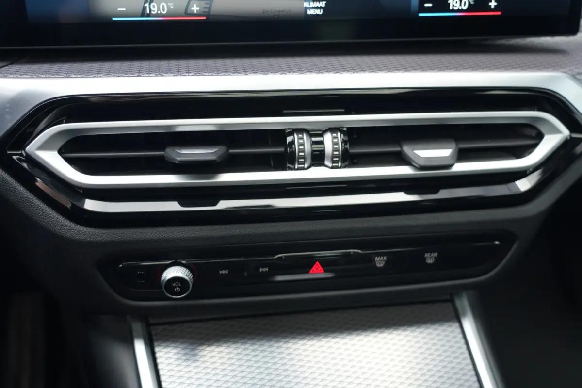 320e | 204 PK | M Sportpakket | Panoramadak | Head-up display | Achteruitrijcamera | BMW 3 Serie Touring 320e M Sport met 2.0 viercilinder benzinemotor en plug-in hybride aandrijving, voorzi