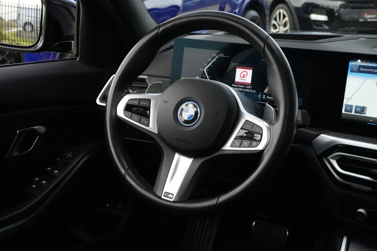 320e | 204 PK | M Sportpakket | Panoramadak | Head-up display | Achteruitrijcamera | BMW 3 Serie Touring 320e M Sport met 2.0 viercilinder benzinemotor en plug-in hybride aandrijving, voorzi