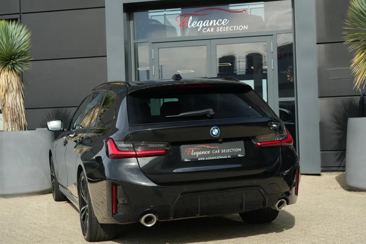 320e | 204 PK | M Sportpakket | Panoramadak | Head-up display | Achteruitrijcamera | BMW 3 Serie Touring 320e M Sport met 2.0 viercilinder benzinemotor en plug-in hybride aandrijving, voorzi