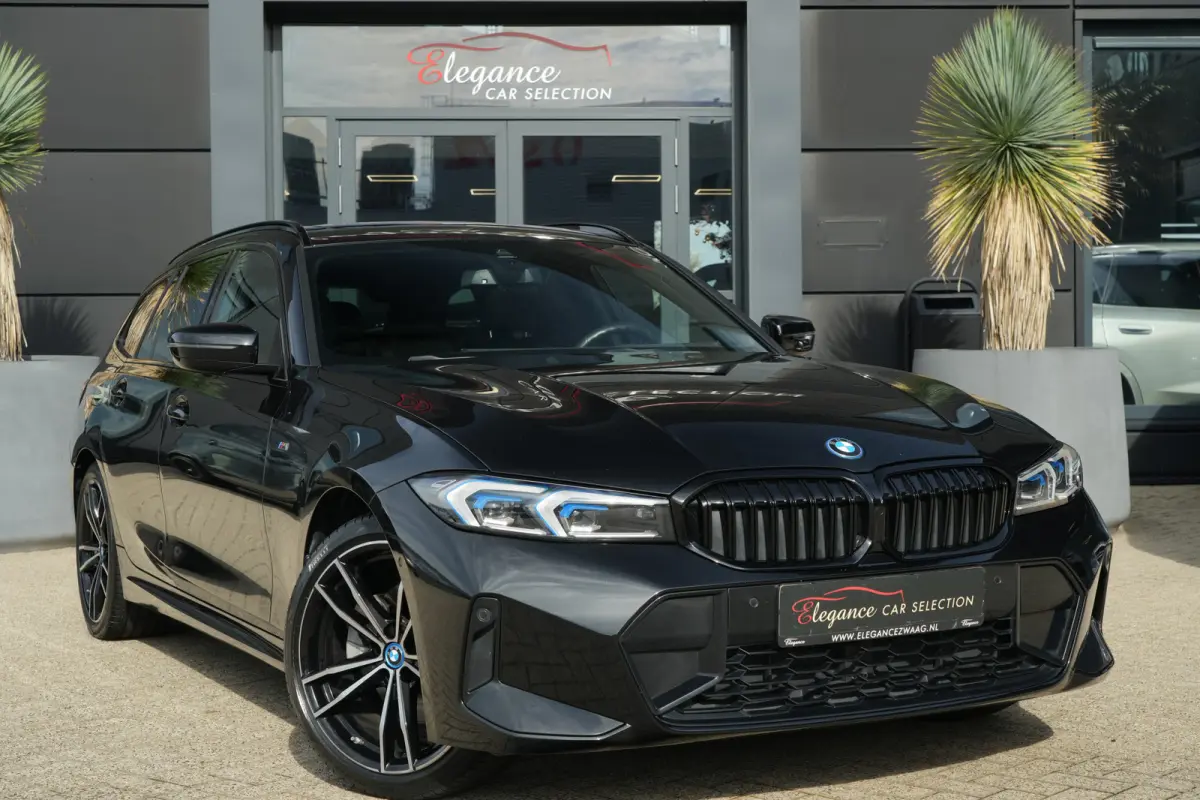 320e | 204 PK | M Sportpakket | Panoramadak | Head-up display | Achteruitrijcamera | BMW 3 Serie Touring 320e M Sport met 2.0 viercilinder benzinemotor en plug-in hybride aandrijving, voorzi