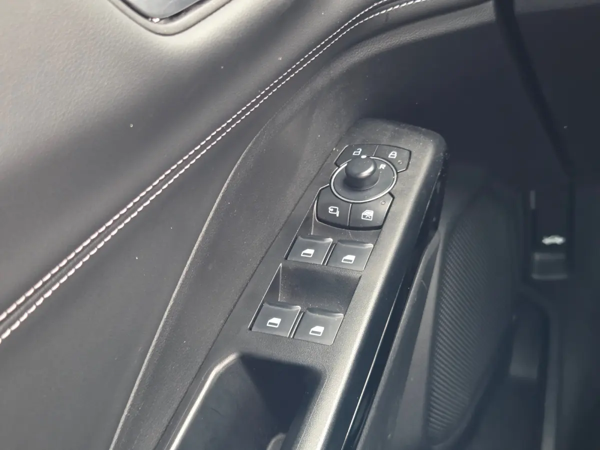 Titanium | Adaptive Cruise Control / Stoel- en stuurwielverwarming / Elektrisch schuif/kantel-dak / 360 Camera / Volledig onderhouden / | Adaptive Cruise | Apple Carplay/Android Auto|telefoo