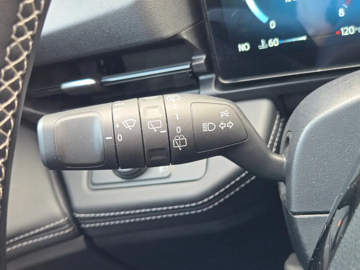 Titanium | Adaptive Cruise Control / Stoel- en stuurwielverwarming / Elektrisch schuif/kantel-dak / 360 Camera / Volledig onderhouden / | Adaptive Cruise | Apple Carplay/Android Auto|telefoo