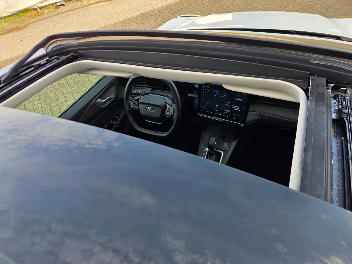 Titanium | Adaptive Cruise Control / Stoel- en stuurwielverwarming / Elektrisch schuif/kantel-dak / 360 Camera / Volledig onderhouden / | Adaptive Cruise | Apple Carplay/Android Auto|telefoo