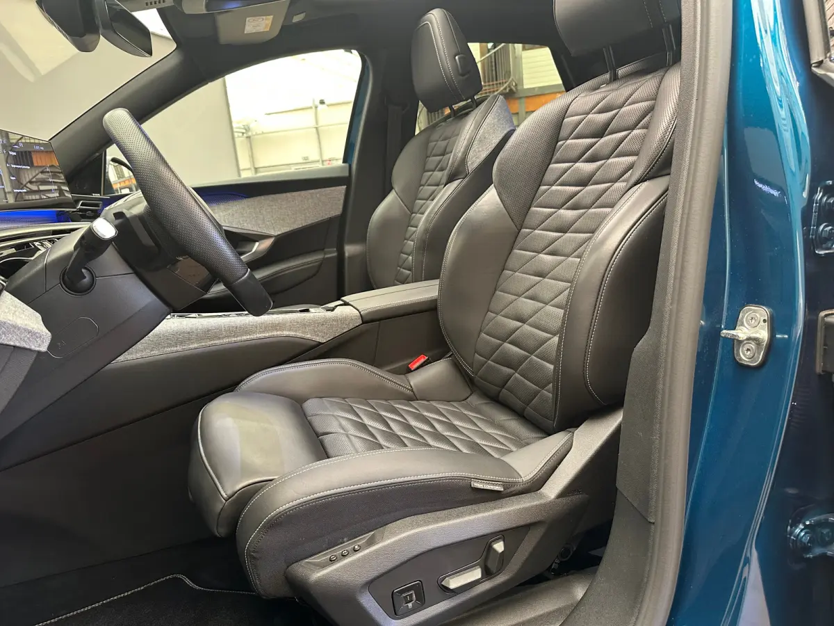 1.2 Hybrid 136 GT Panorama Dak | 360 Camera | Elek. Lederen Stoelen met Massage | FOCAL | Stoelverwarming/Ventilatie | Afneembare Trekhaak | Achterstoelen verwarmd | Achteruitrijcamera | Afw