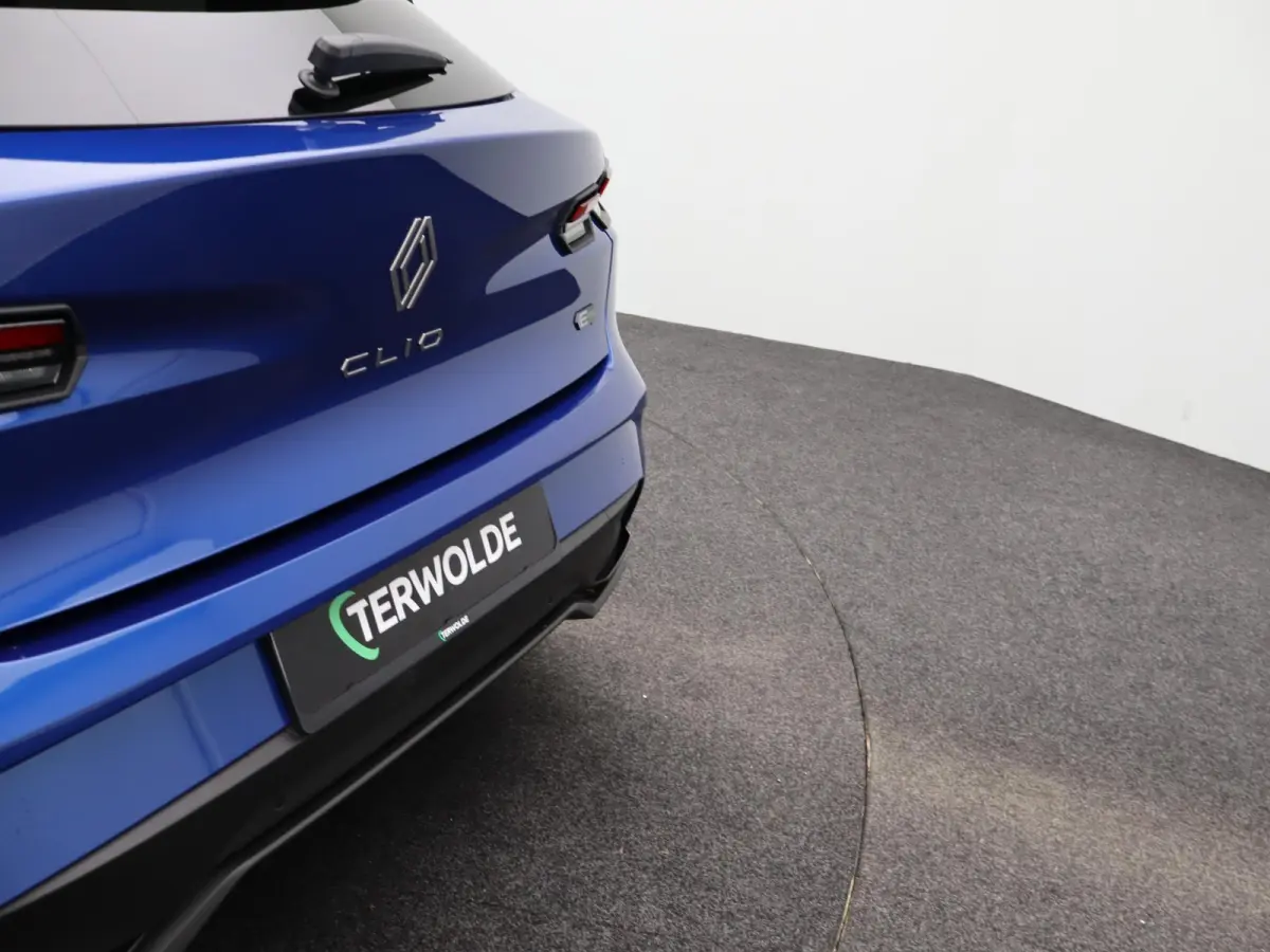 techno full hybrid E-Tech 160 pk | pack winter, safety & parking | lichtmetalen wielen 18""rythmic" | verlenging connected services openR link met twee jaar |