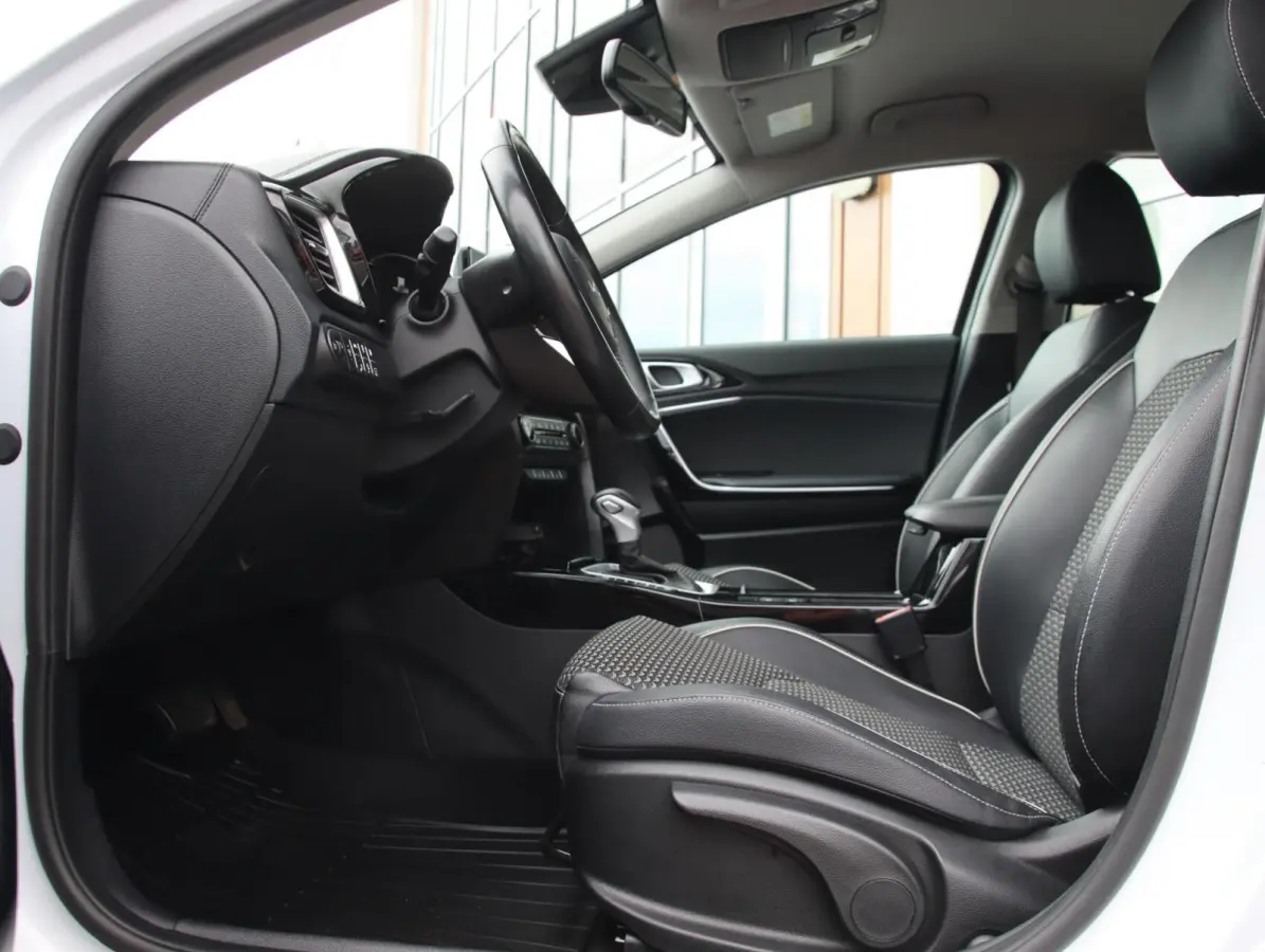 1.6 GDi 140PK PHEV DynamicPlusLine | Adaptive cruise control
