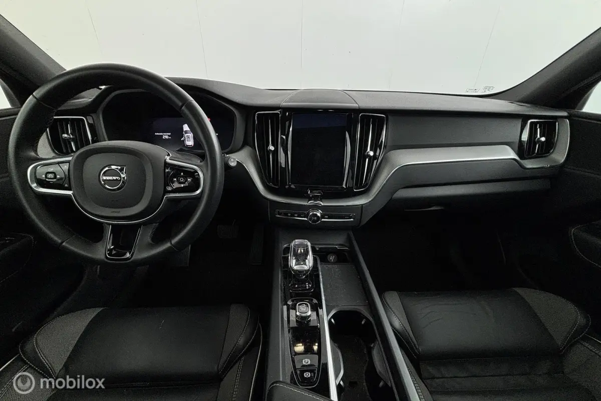 2.0 T6 Plug-in hybrid AWD Plus Dark | Adaptieve Cruise | Panoramadak | Trekhaak | BLISS | Verwarmbare Voorstoelen & Stuurwiel | Contour Stoelen