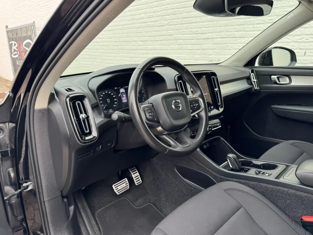 1.5 T2 Momentum Core Achteruitrijcamera Carplay Adaptive Cruise Climate Control Stoel en Stuurverwarming