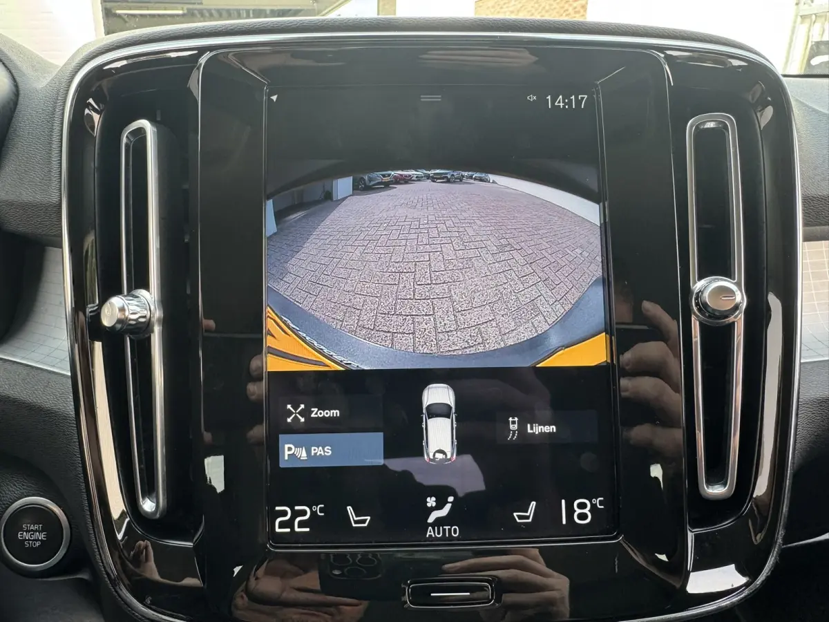 1.5 T2 Momentum Core Achteruitrijcamera Carplay Adaptive Cruise Climate Control Stoel en Stuurverwarming