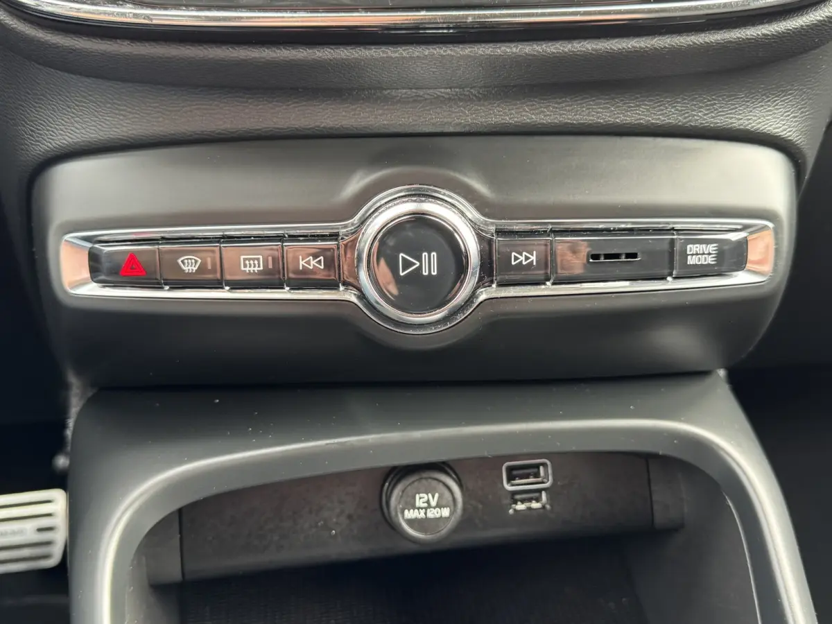 1.5 T2 Momentum Core Achteruitrijcamera Carplay Adaptive Cruise Climate Control Stoel en Stuurverwarming