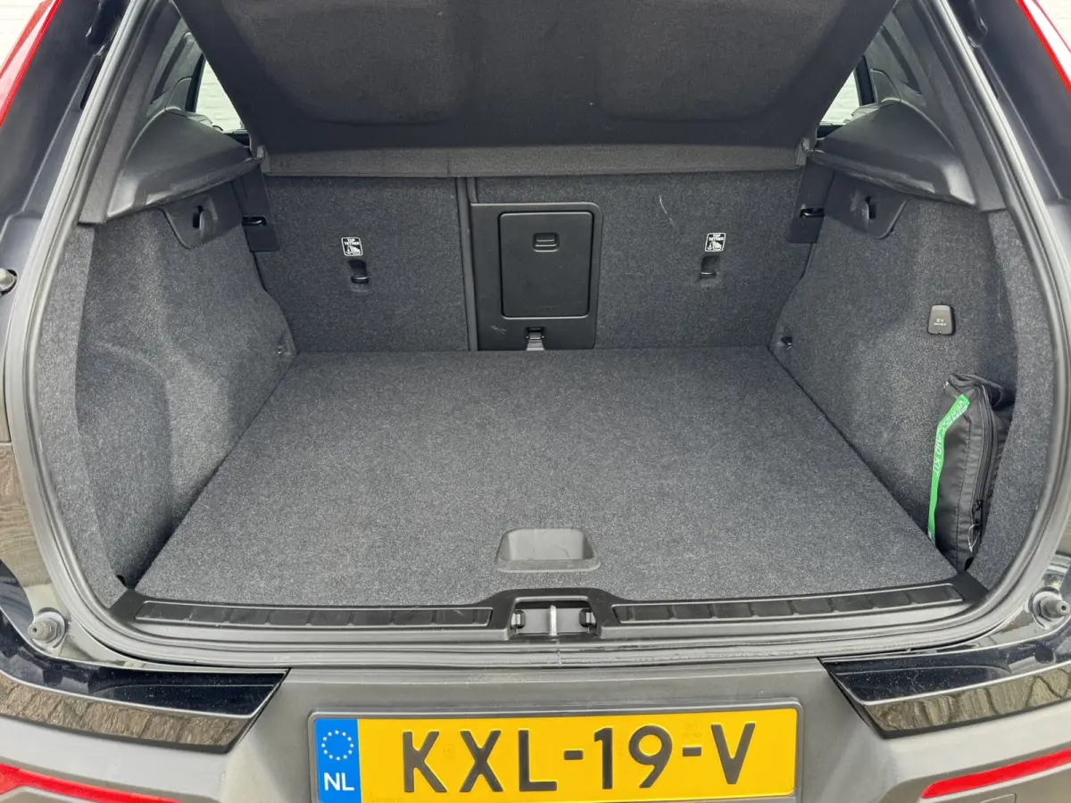 1.5 T2 Momentum Core Achteruitrijcamera Carplay Adaptive Cruise Climate Control Stoel en Stuurverwarming