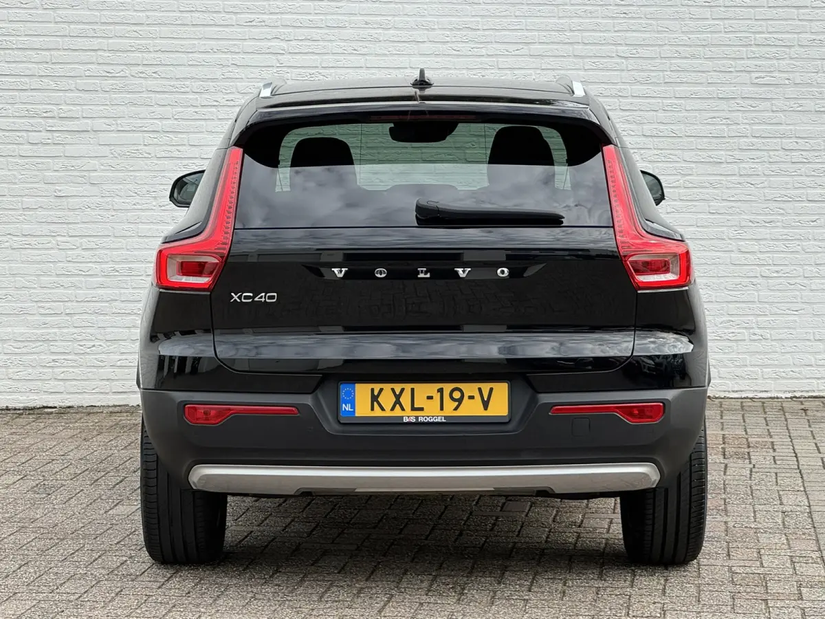1.5 T2 Momentum Core Achteruitrijcamera Carplay Adaptive Cruise Climate Control Stoel en Stuurverwarming