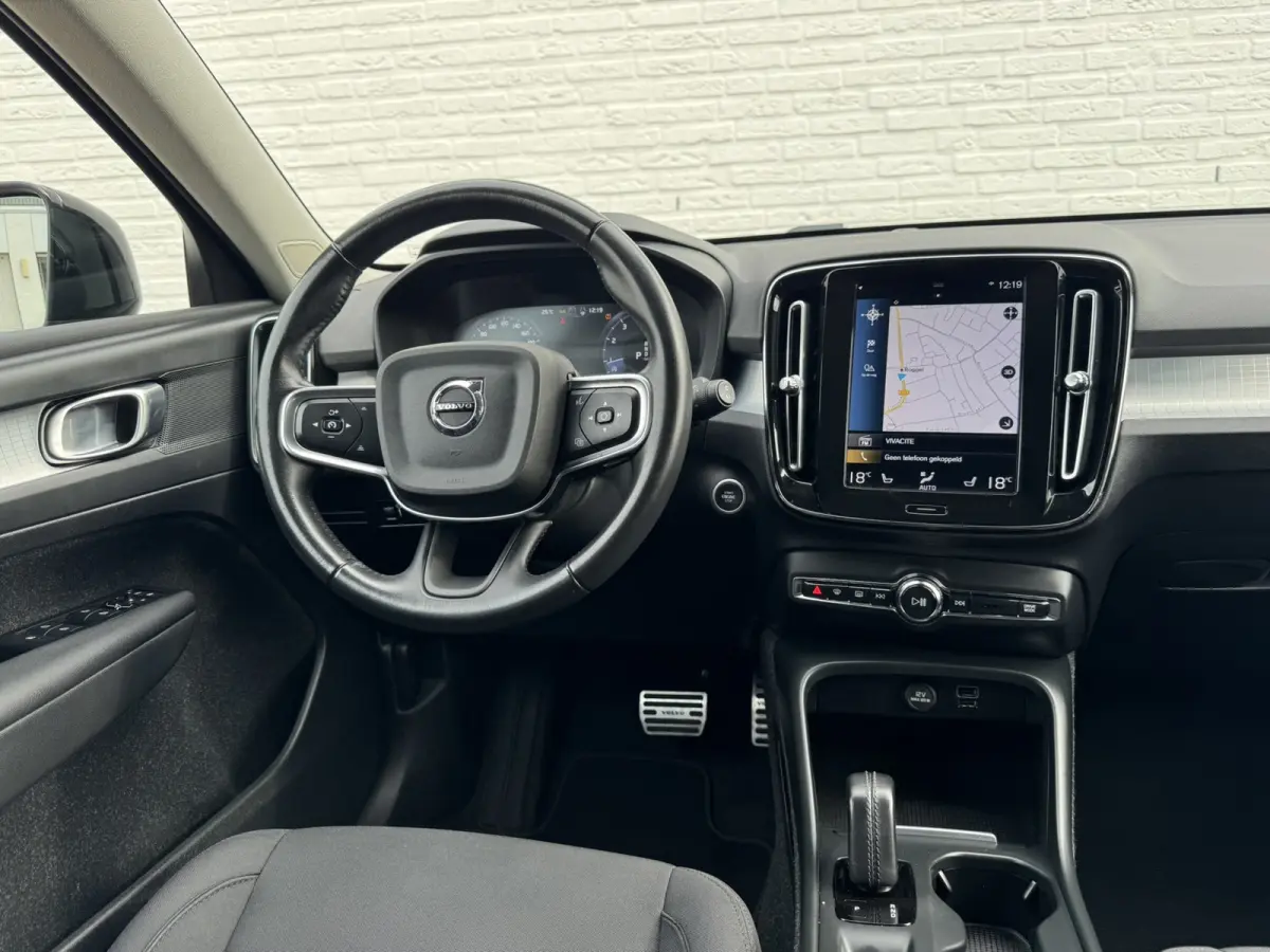 1.5 T2 Momentum Core Achteruitrijcamera Carplay Adaptive Cruise Climate Control Stoel en Stuurverwarming
