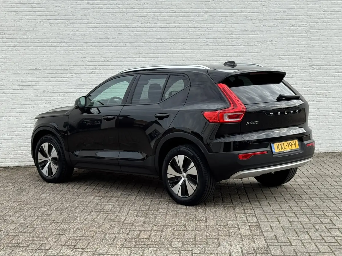 1.5 T2 Momentum Core Achteruitrijcamera Carplay Adaptive Cruise Climate Control Stoel en Stuurverwarming