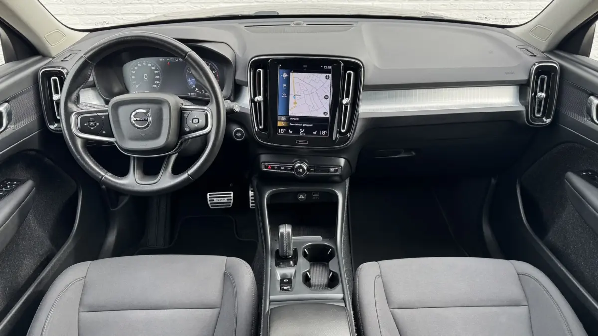 1.5 T2 Momentum Core Achteruitrijcamera Carplay Adaptive Cruise Climate Control Stoel en Stuurverwarming