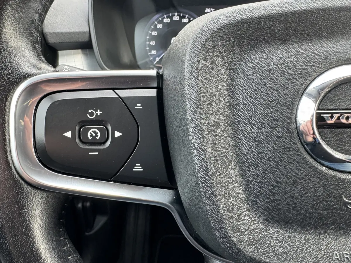 1.5 T2 Momentum Core Achteruitrijcamera Carplay Adaptive Cruise Climate Control Stoel en Stuurverwarming