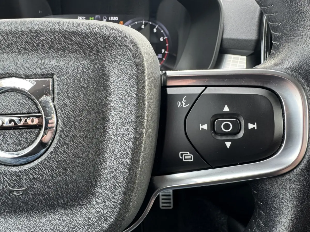 1.5 T2 Momentum Core Achteruitrijcamera Carplay Adaptive Cruise Climate Control Stoel en Stuurverwarming