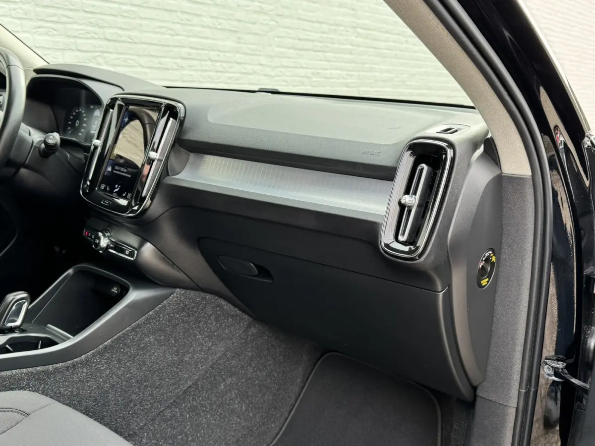 1.5 T2 Momentum Core Achteruitrijcamera Carplay Adaptive Cruise Climate Control Stoel en Stuurverwarming